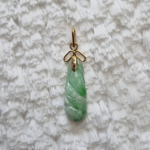 Vintage 14k Gold Carved Jadeite Pendant
